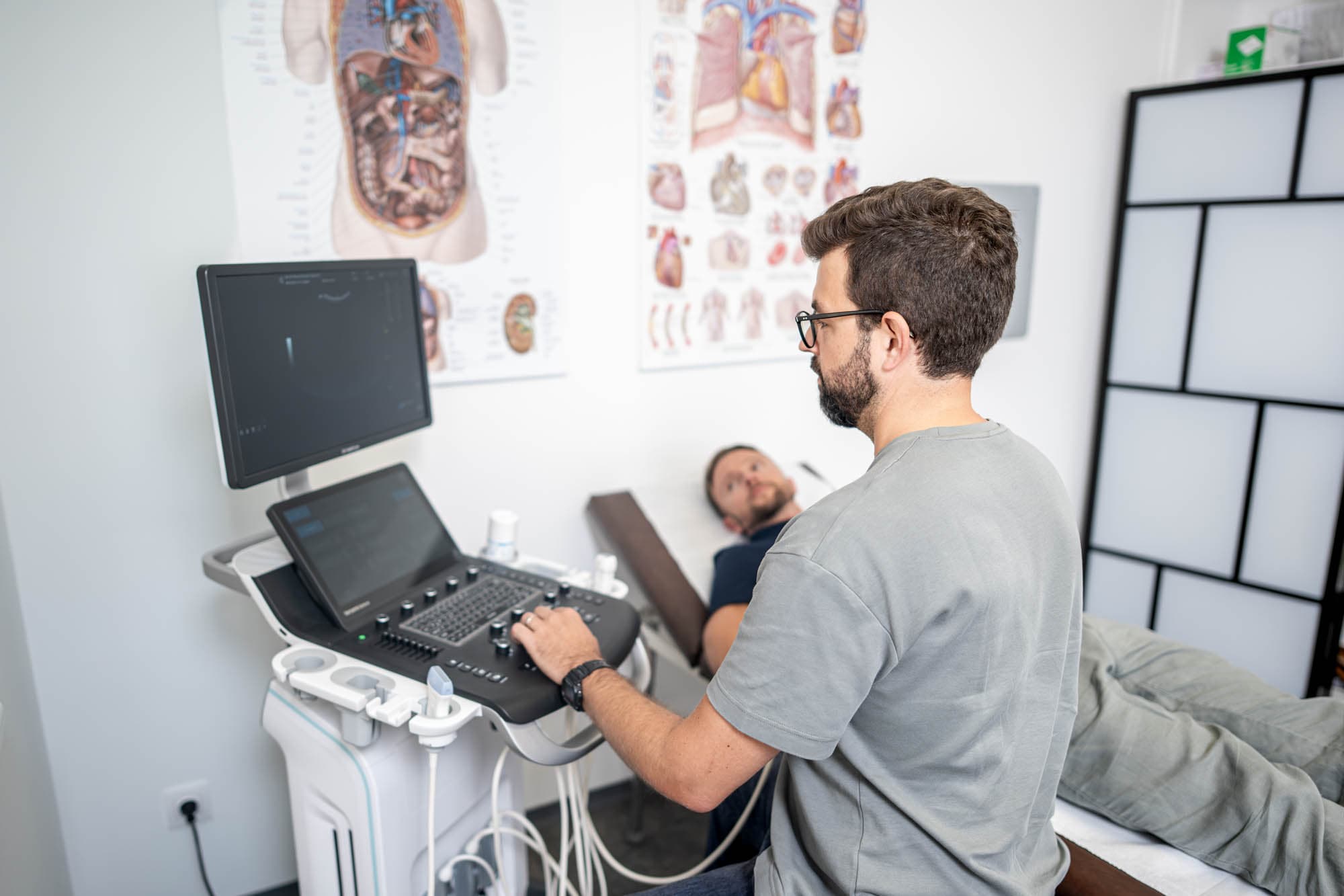 Dr. Roman Einspieler bei einer Ultraschall-Untersuchung in der Ordination